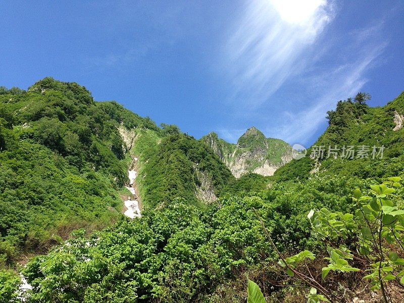 Mount Amakazariyama (雨飾山) across Nagano and Niigata, Japan (百名山)